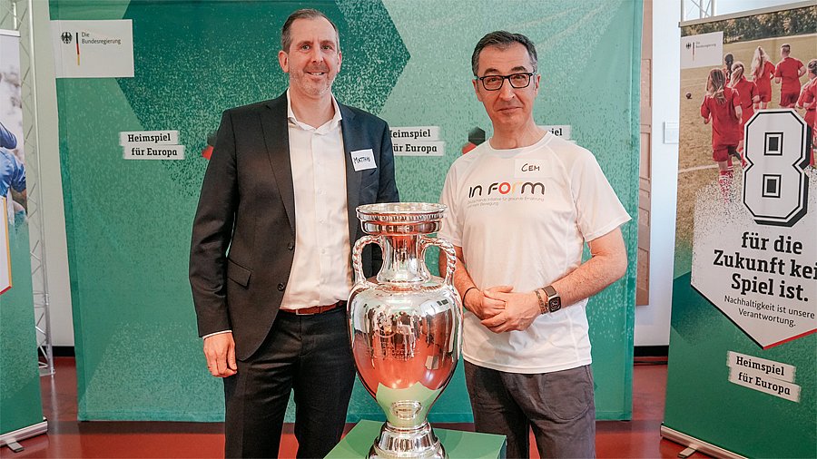 Matthias Härzschel und BM Cem Özdemir mit EM-Pokal
