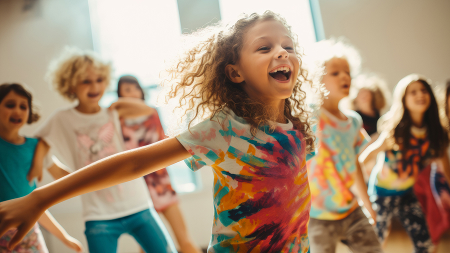 Fröhliche Kinder tanzen