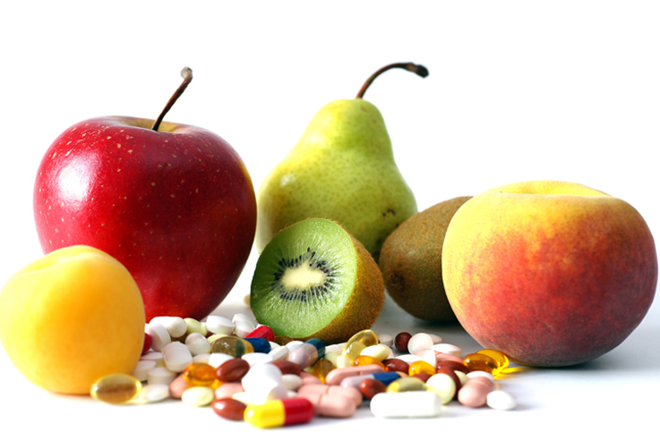 Apfel, Birne und andere Obstsorten, davor Medizinkapseln