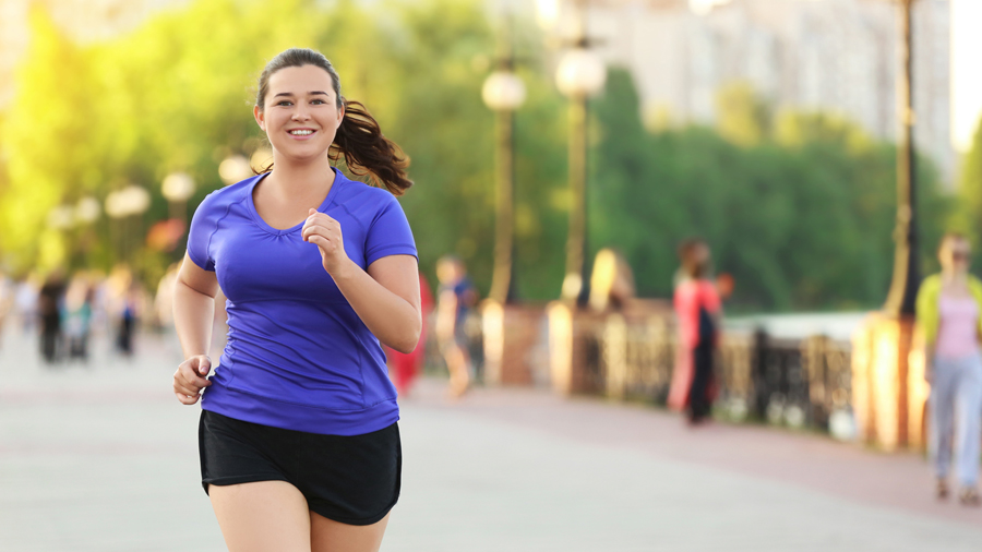 Junge kräftige Frau beim Dauerlauf