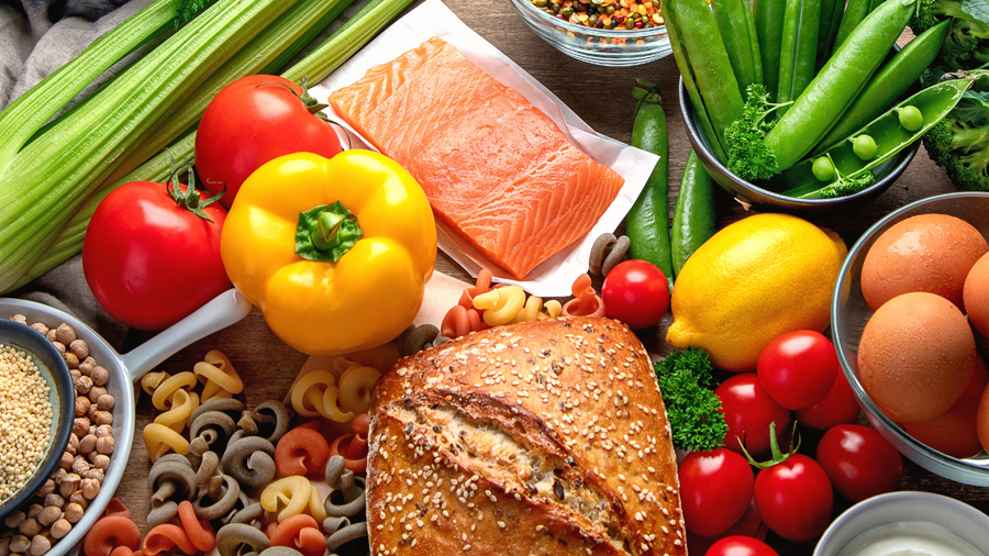 Verschiedene Gemüsesorten, Linsen, Lachs, Brot, Nudeln und Eier 