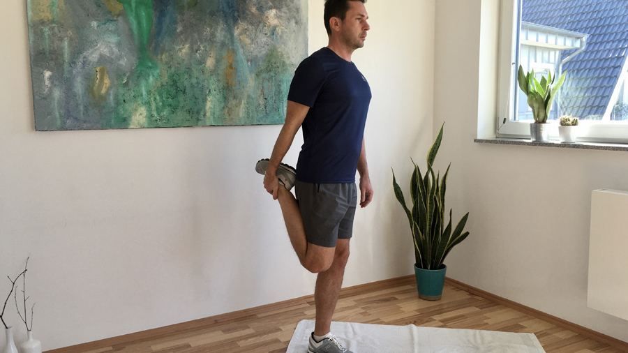 Mann, Einbeinstand, rechtes Bein nach hinten gebeugt