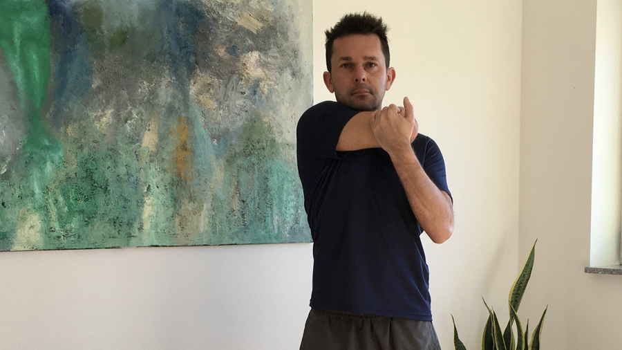 Mann, Dehnung hintere Schulterpartie