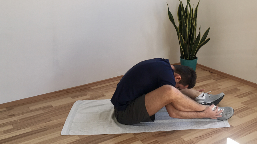 Mann, Dehnung im Sitzen