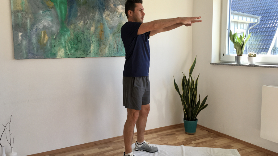 Mann, stehend mit ausgestreckten Armen