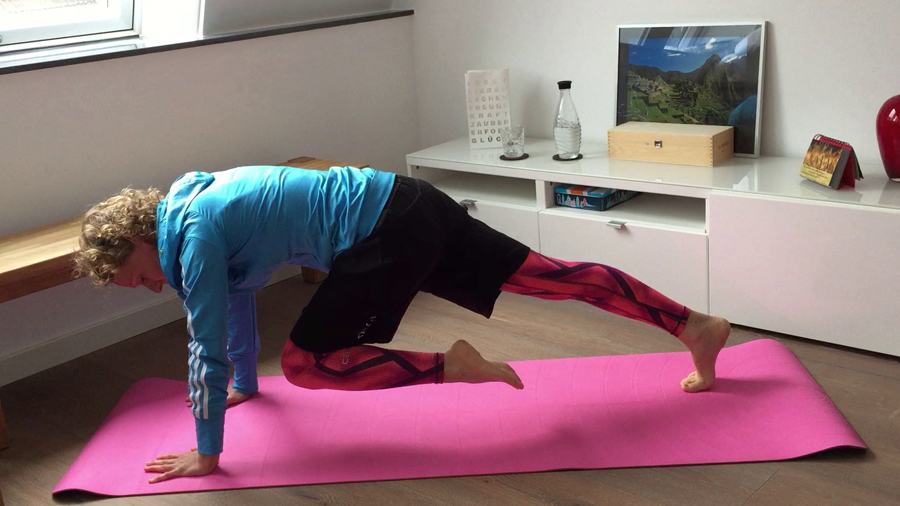 Frau im Handstütz auf einer Matte, linkes Bein angezogen, rechtes gesteckt