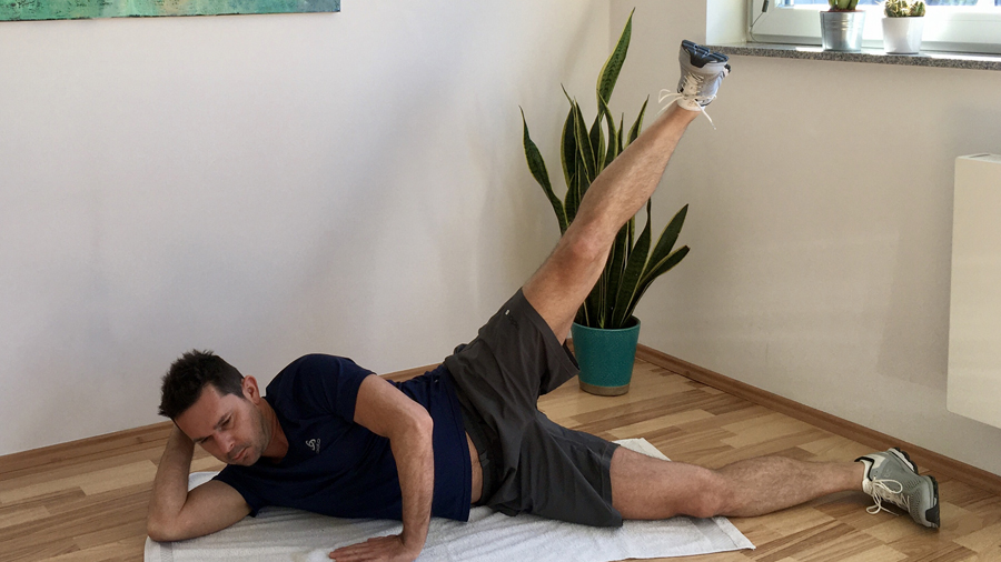 Mann, Seitlage, ein Bein gehoben