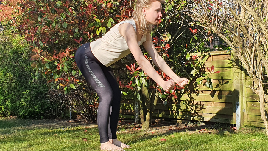 Frau nach vorn gebeugt und Arme gehoben