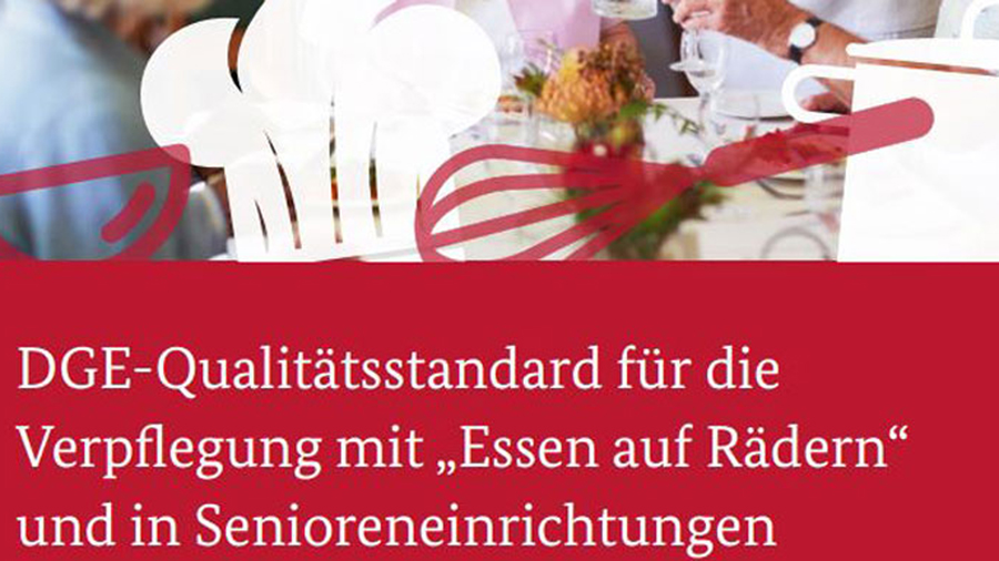 Cover der Broschüre DGE-Qualitätsstandard für die Verpflegung mit "Essen auf  Rädern und in Senioreneinrichtungen"
