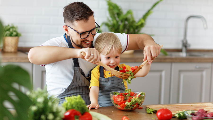 Vater und Sohn bereiten Salat zu
