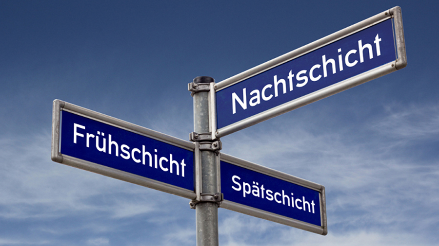 Wegweiser mit drei Schildern (Tagschicht, Nachtschicht, Frühschicht)