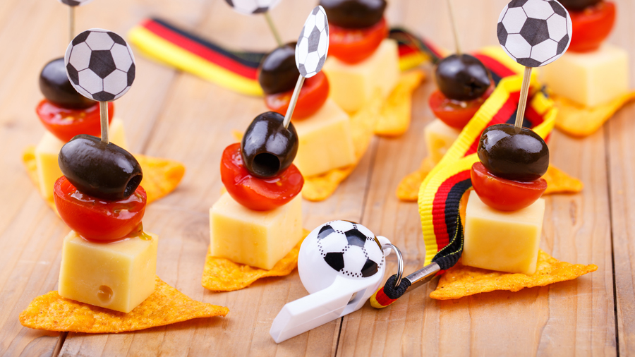 Snack-Spieße mit Käse, Tomaten und Heidelbeeren, dazu kleine Fußbälle