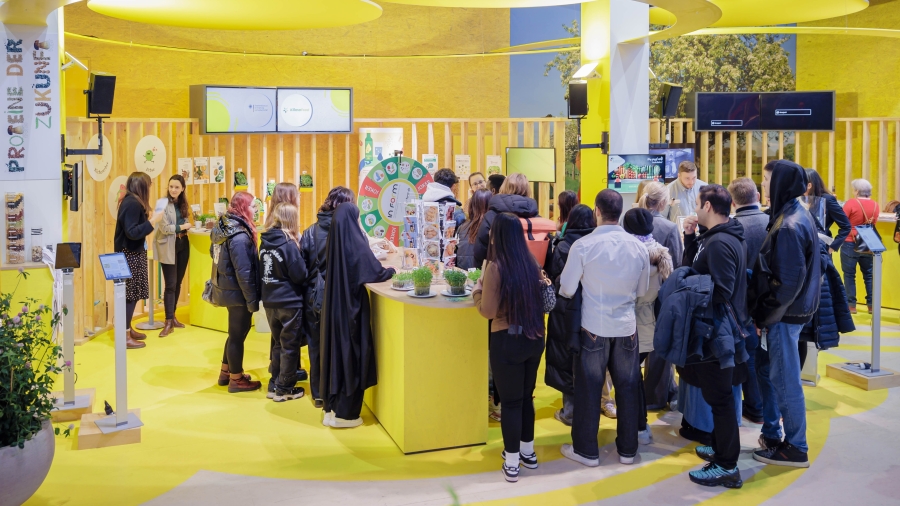 Gemeinschaftsstand auf der Grünen Woche 2025 - Messestand mit vielen jungen Leute davor