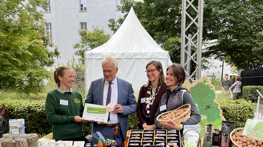 Bundesminister Alois Reiner und drei Frauen an einem Stand beim Tag der Demonstrationsbetriebe Ökolgischer Landbau