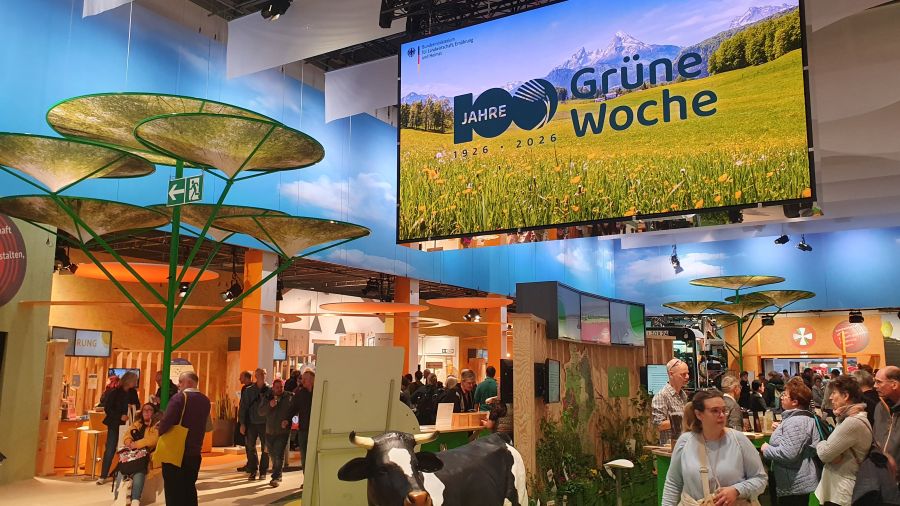 Blick in eine Messehalle mit verschiedenen Ständen