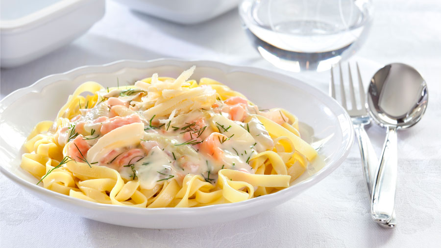 1 Teller Bandnudeln mit Räucherlachs.