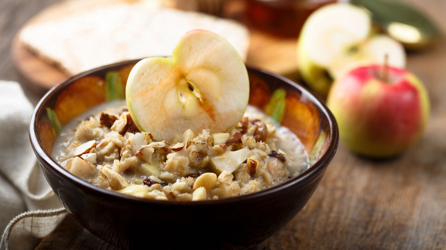 1 Schale Birchler Müsli mit frischen Äpfel dekoriert.