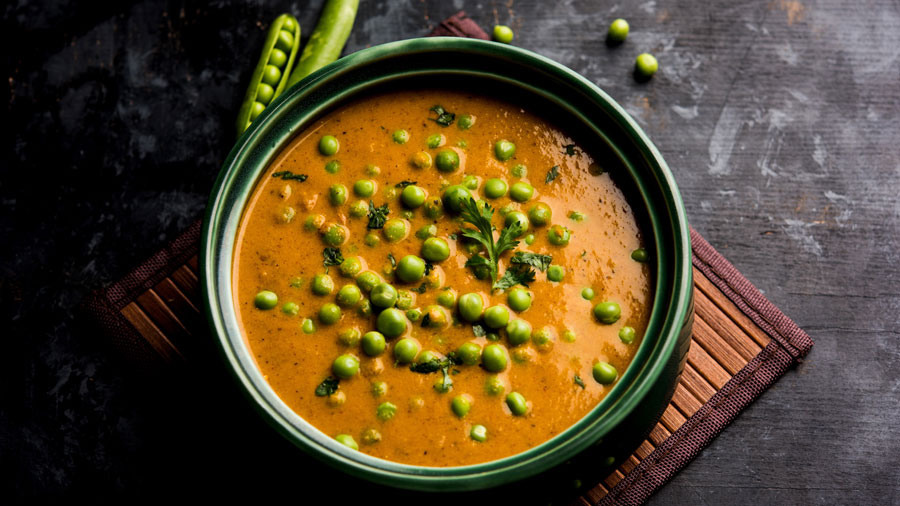 Eine Schale Erbsen-Linsen-Curry von oben fotografiert.