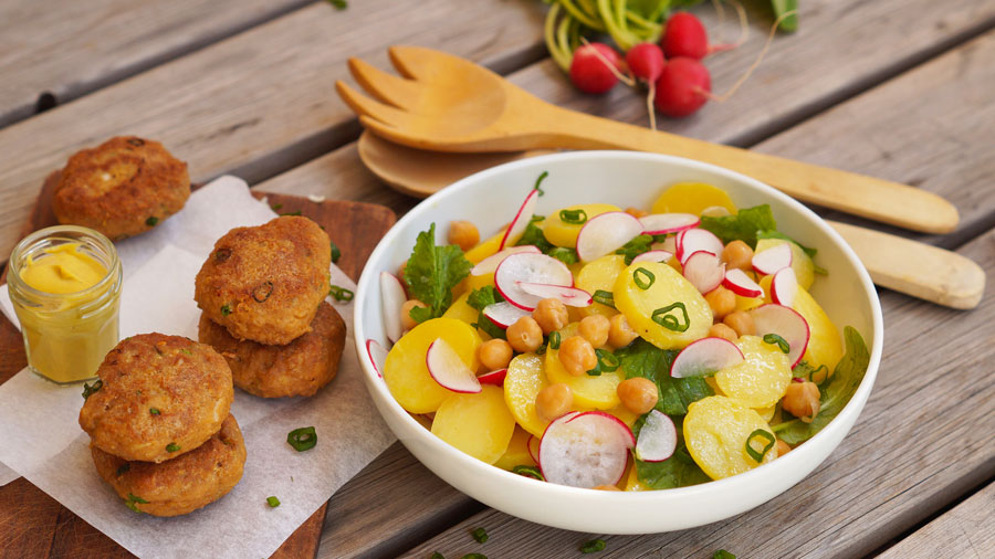 5 Mini Frikadellen mit einer Schale Karoffelsalat und Senf serviert.