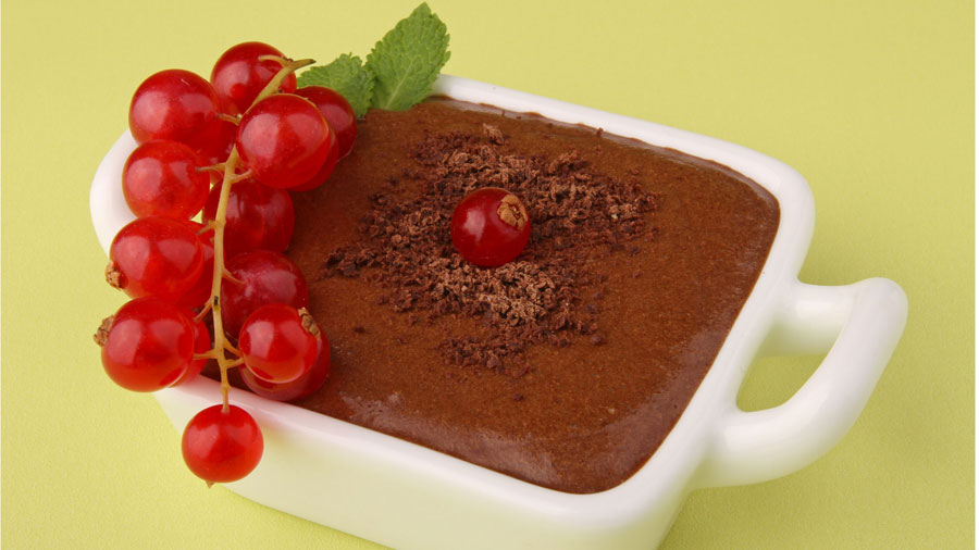 1 kleine Auflaufform Mouse au Chocolat mit frischen Johannesbeeren.