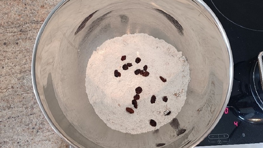 Zutaten des Teiges in einer Rührschüssel.