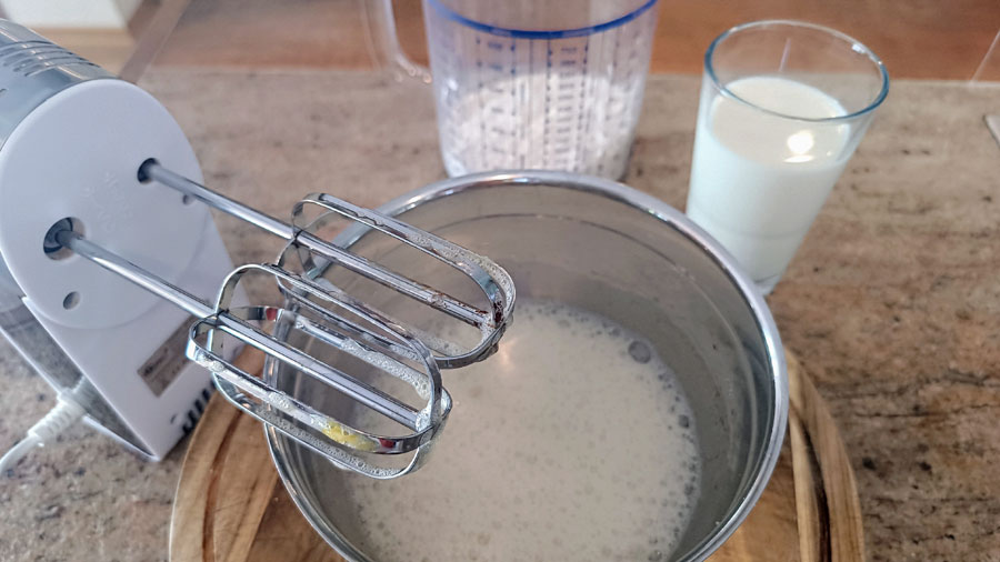 Zu den aufgeschlagenen Eiern kommt Milch und Mehl.