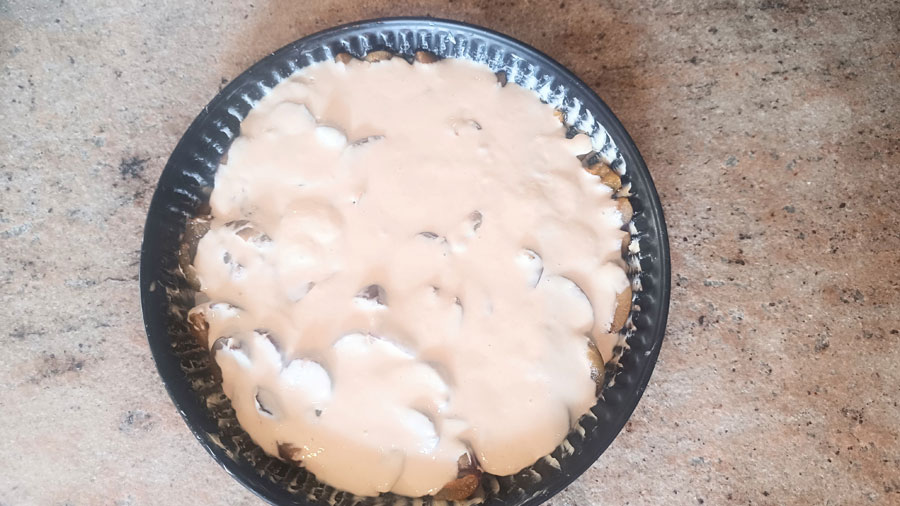 Roher Rührteig über den Pflaumen.