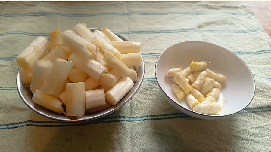 Geschälter Spargel schneiden