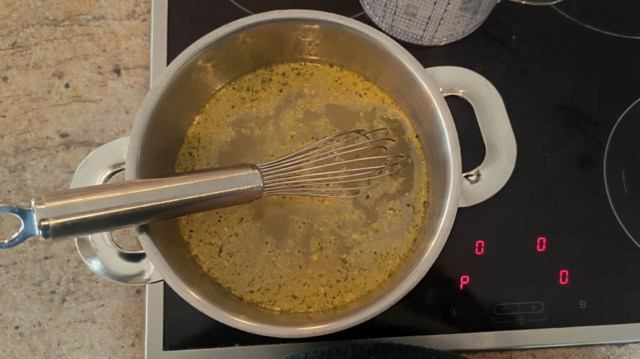 Gemüsebrühe im Topf ansetzen