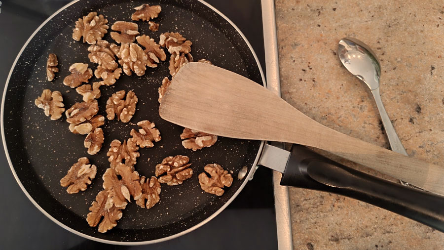 Walnüsse in der Pfanne rösten