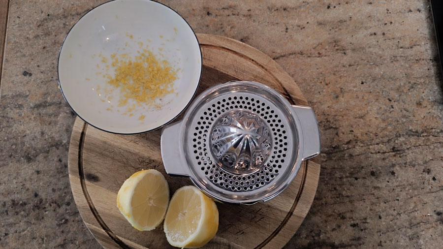 Zitrone auspressen und Schale abreiben