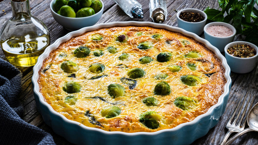 1 Quicheform mit fertigen Rosenkohl-Kartoffelquiche.