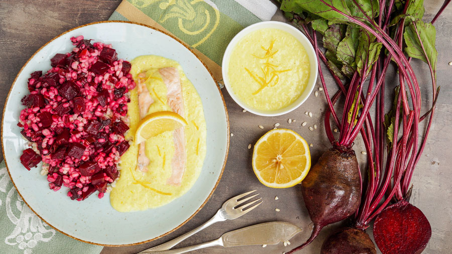 1 Portion pochierter Lachs von oben fotografiert.