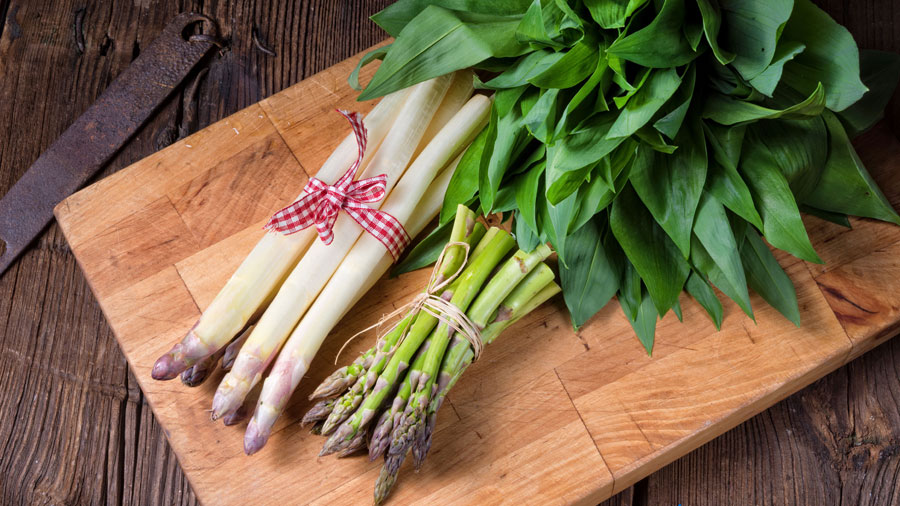 Roher Spargel im Bund mit frischem Bärlauch.