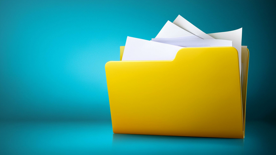 Gelber Ordner mit Blättern vor einem blauen Hintergrund - KI-generiert