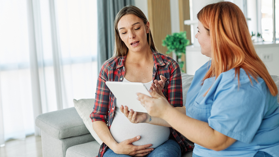 Schwangere Frau und Beraterin im Gespräch
