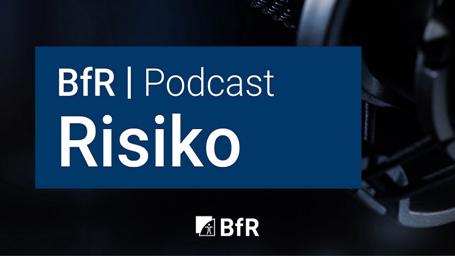 Der Titel des Podcasts auf blauem Hintergrund.