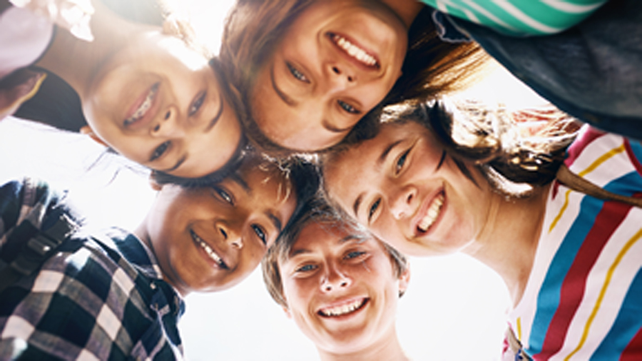 5 Jugendliche schauen in die Kamera, die sie von unten aufnimmt