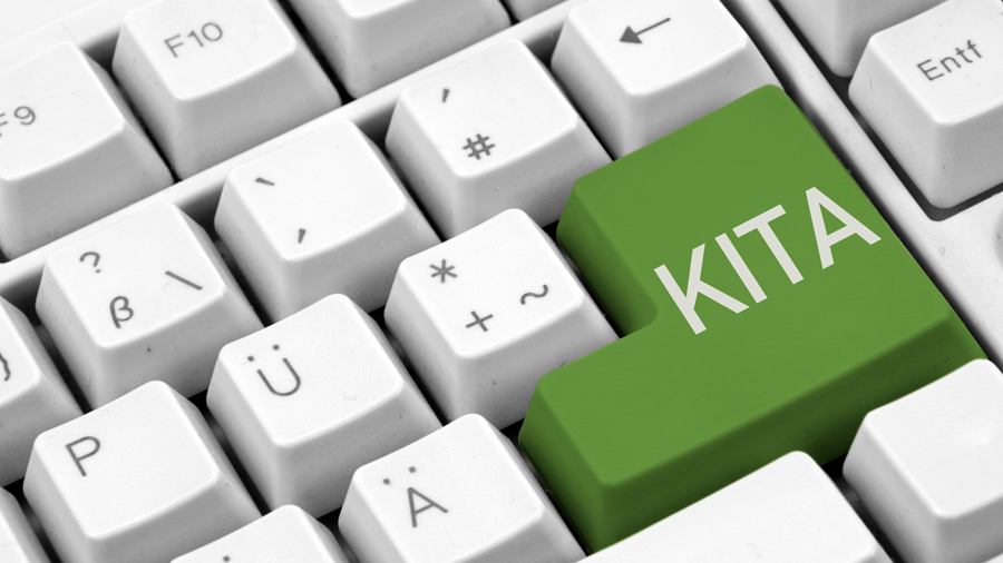 Ausschnitt Computertastatur - Enter-Taste in Grün mit weißer Aufschrift "Kita"