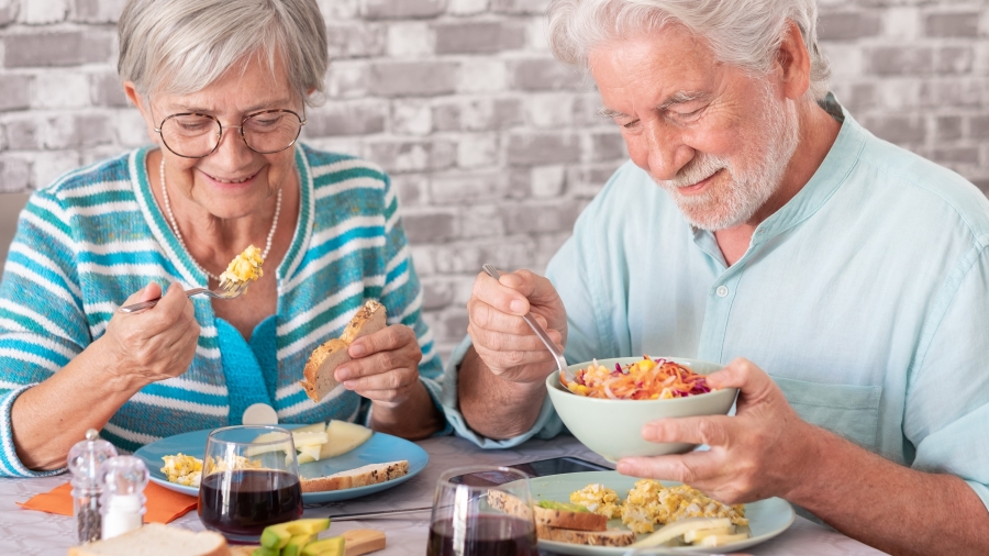 Ein älterer Man und eine ältere Frau frühstücken 