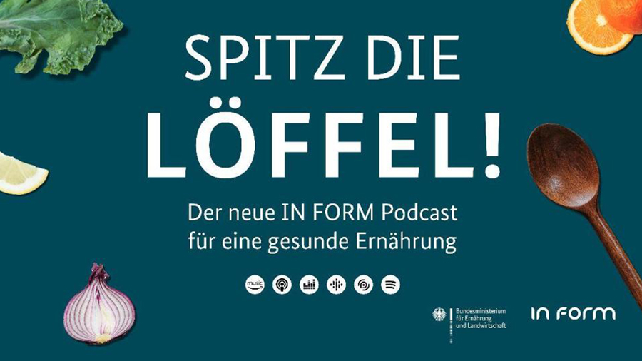 Schild mit verschiedenen Kochutensilien und Gemüse auf dunkelblauem Grund. Schriftzug: Spitz die Löffel! Der neue IN FORM Podcast für eine gesunde Ernährung