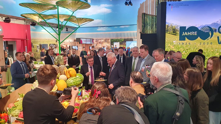 Besuch des Bundesministers des Auswärtigen Dr. Wadepuhl und Alios Rainer auf der GW 2026 in der BMLEH-Halle.  Beide Minister stehen um einen Obststand herum und machen eine Verkostung.