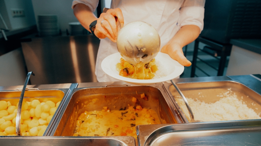 Essensausgabe in einer Kantine