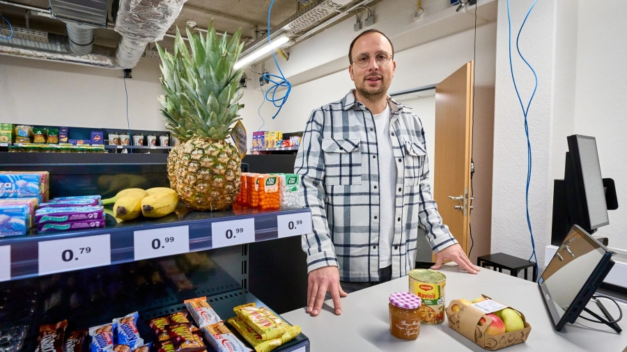 Junior-Professor Dr. Domikik Lemken im Test-Supermarkt der Uni Bonn