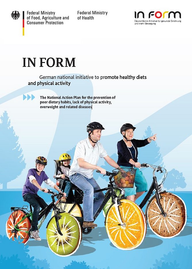 Menschen auf Fahrrädern, dahinter IM FORM - National Action Plan (englisch)