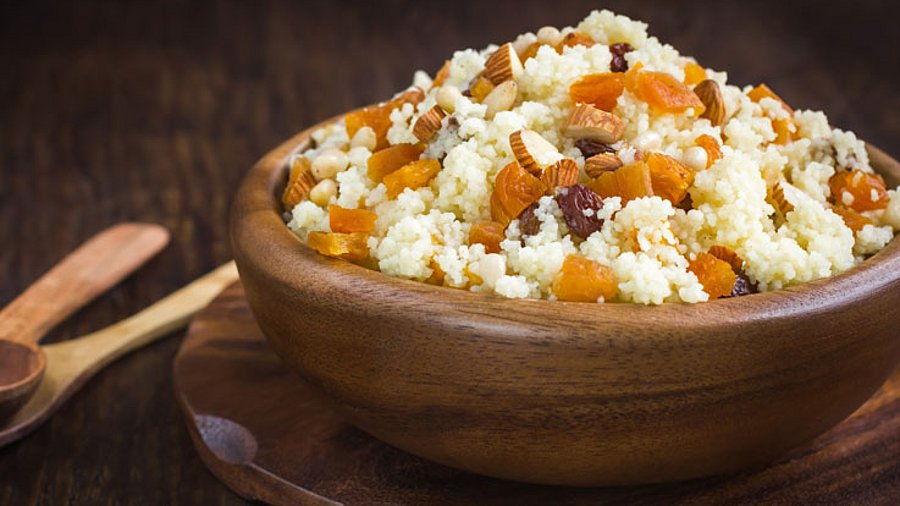 1 Holzschale süßer Couscous.