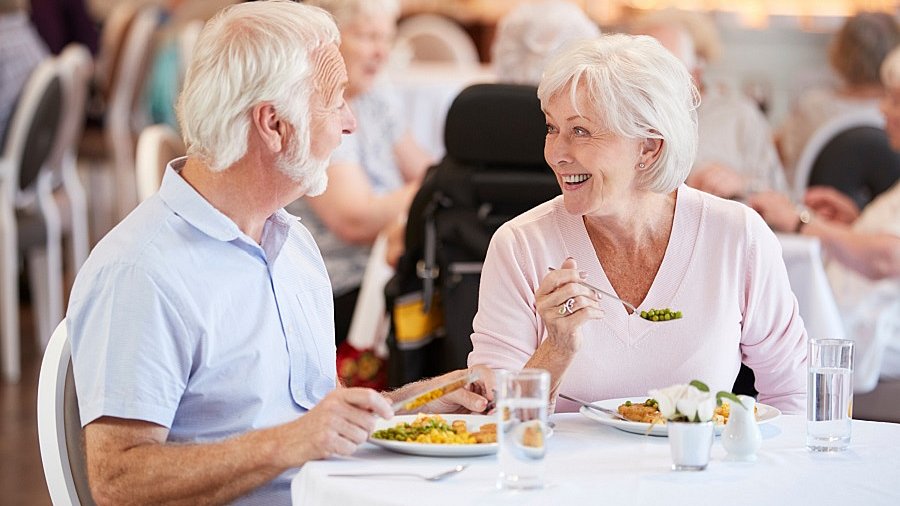 Senior udn Seniorin beim Essen.