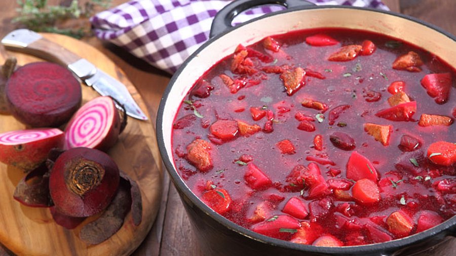 1 Schale  Rote-Beete-Eintopf, dekoriert mit rohen Rote-Beete Knollen.