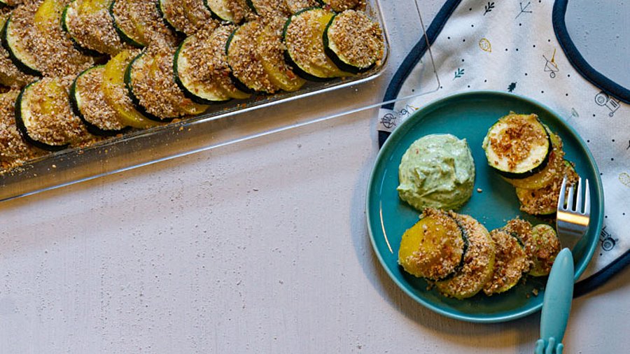1 Tablett mit Knusperzucchini und ein Telller mit 1 Portion und Quark.