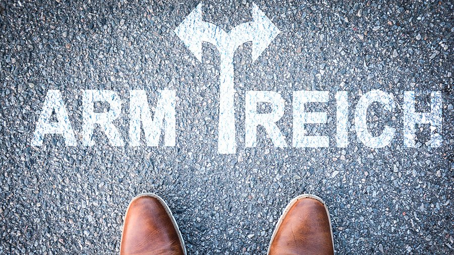 Zwei Fußspitzen auf Asphalt darüber Pfeile nach rechts und links mit der Richtung "Arm" und "Reich"